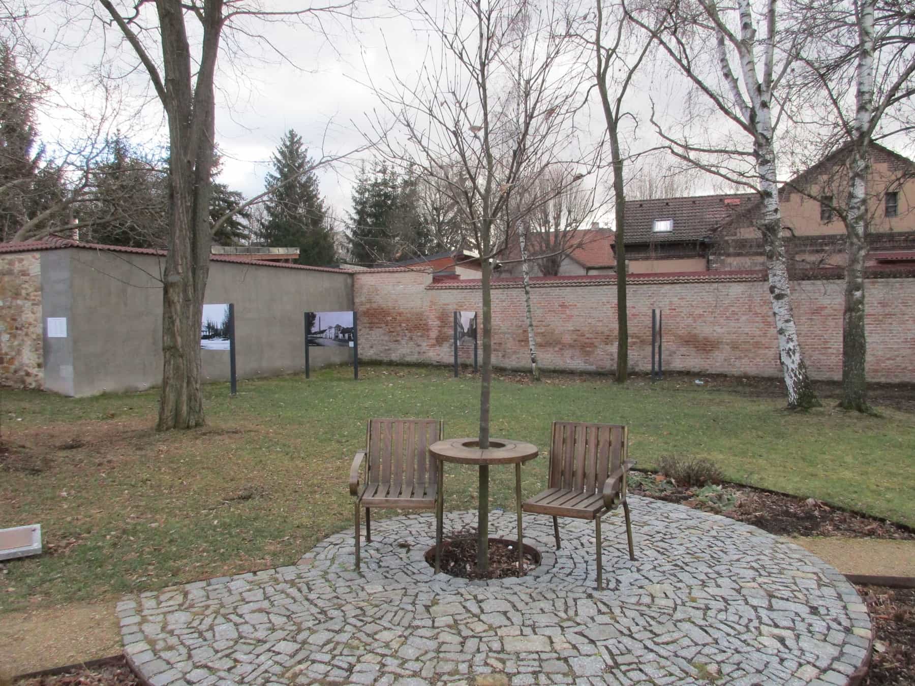 Husův park v Čakovicích: Jan Hus a Lavička Václava Havla