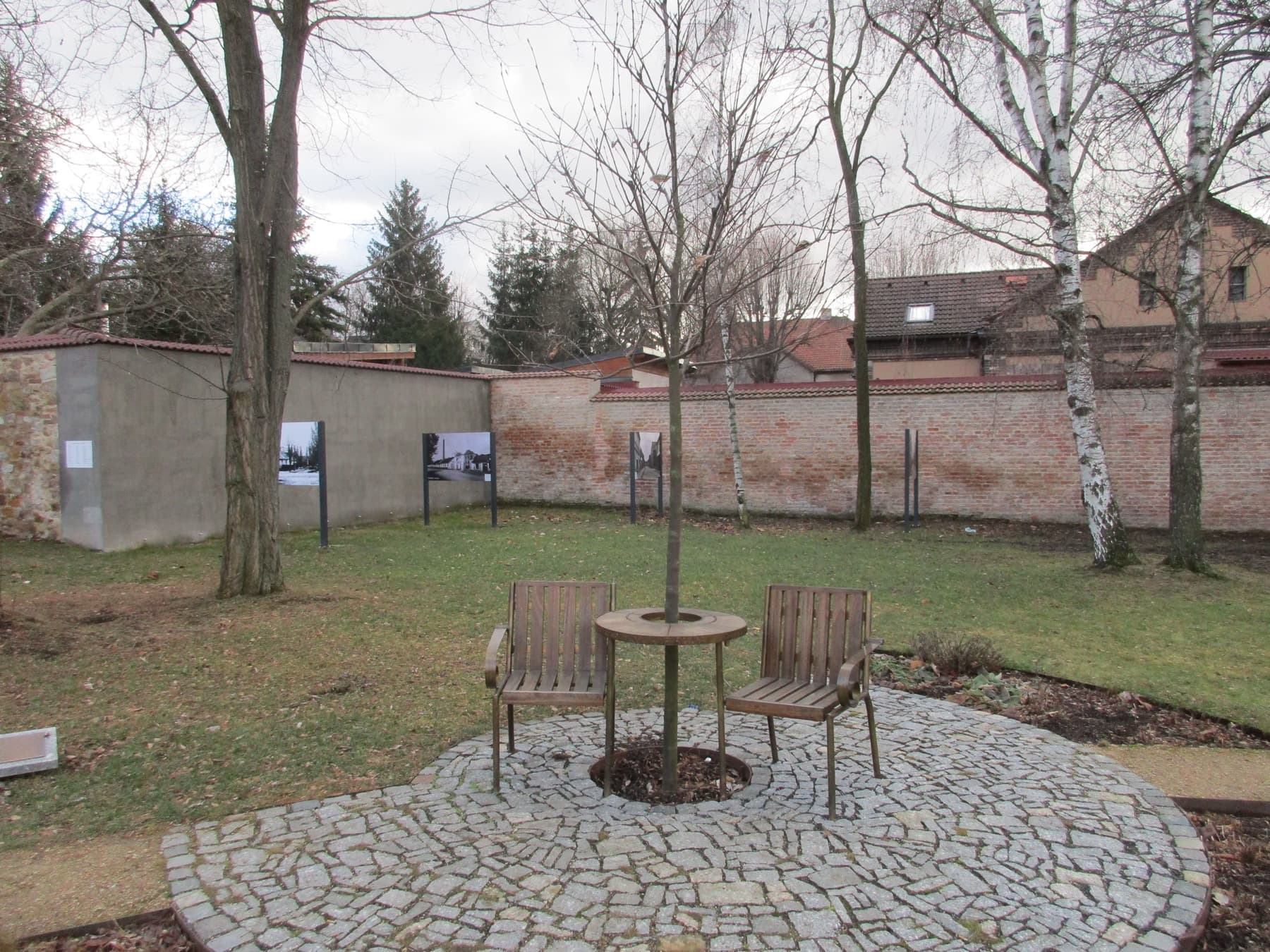 Husův park v Čakovicích: Jan Hus a Lavička Václava Havla